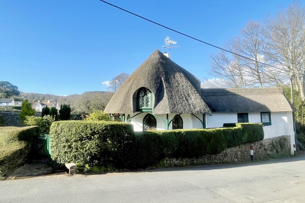 Lot: 99 - CHARMING DETACHED THATCHED COTTAGE FOR UPDATING -